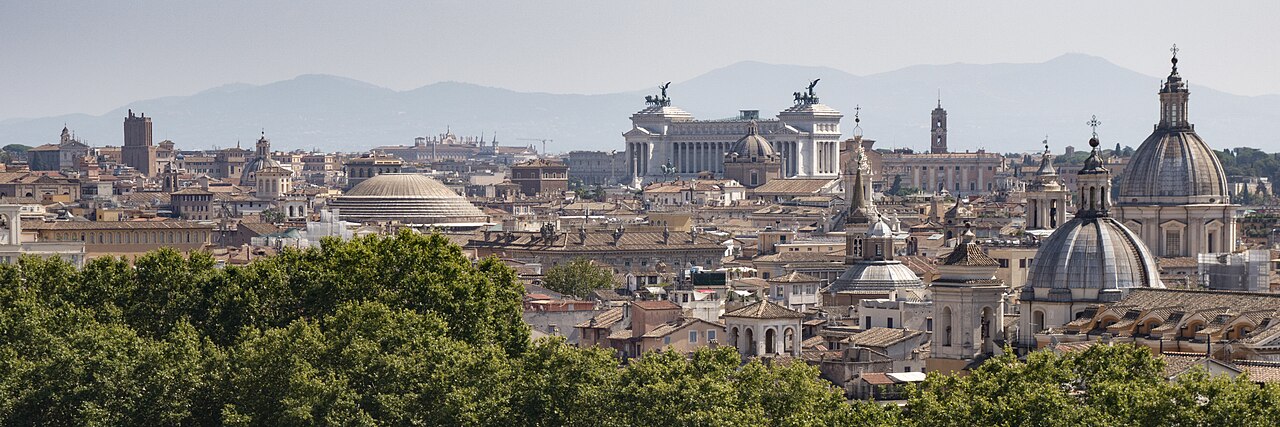 Rome: right-wing students march under 'Sblocchiamo tutto' against the left-wing school protests